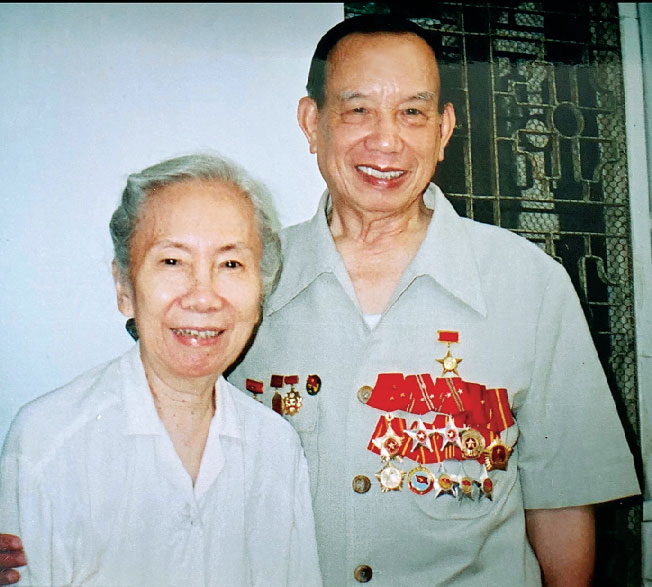 Gia đình Giáo sư Từ Giấy

